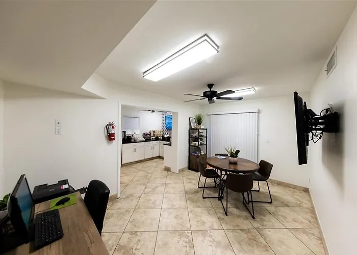 130 Fully Furnished, Amenities Galore Apartment Scottsdale